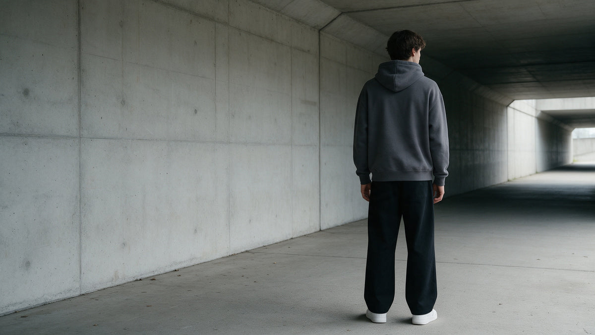 Streetwear von Kyrra in einer Betonunterfuehrung
